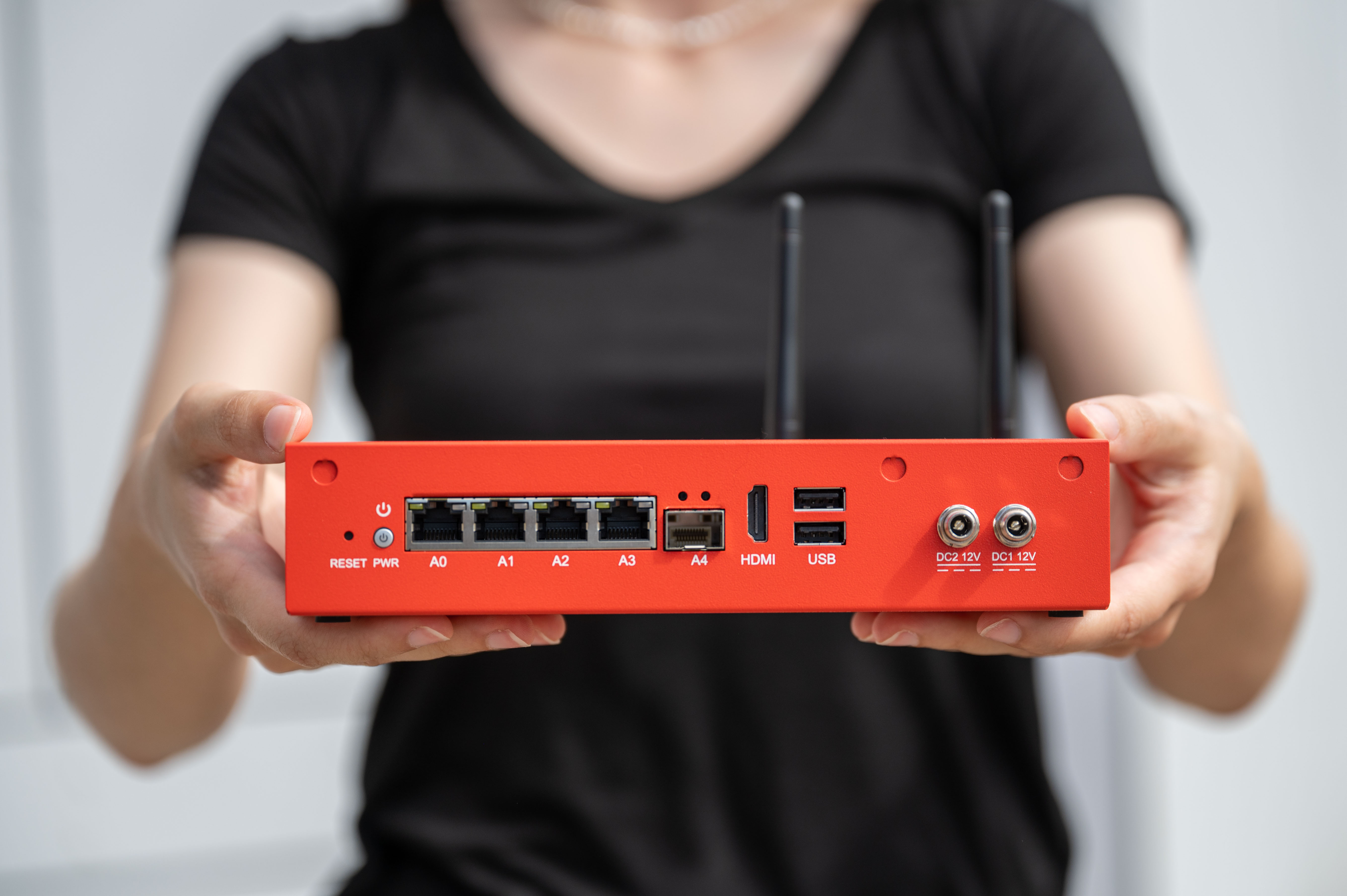 Securepoint RC 200 Desktop-Firewall in der Hand gehalten